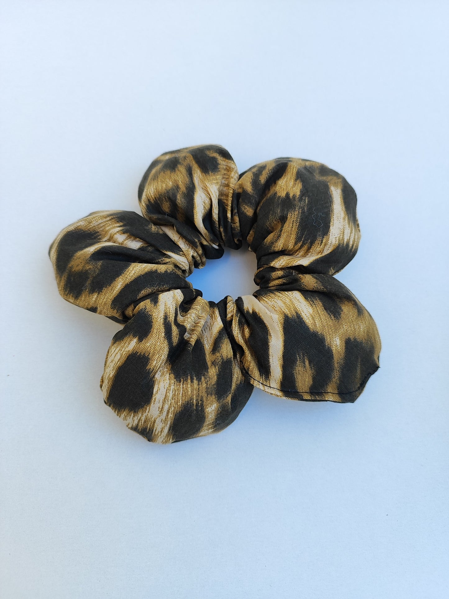 Σετ κασετίνα και λουλουδένιο scrunchie λεοπάρ - back to school