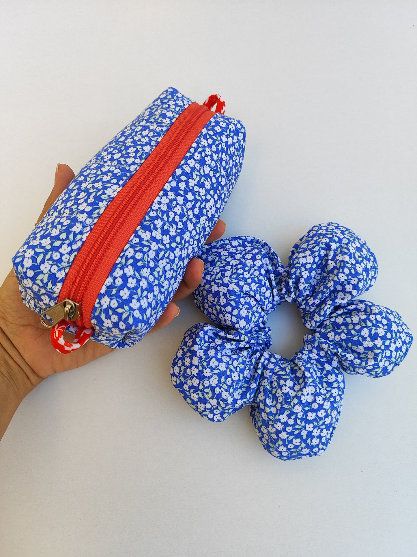 Σετ κασετίνα και λουλουδένιο scrunchie μπλε φλοράλ - back to school