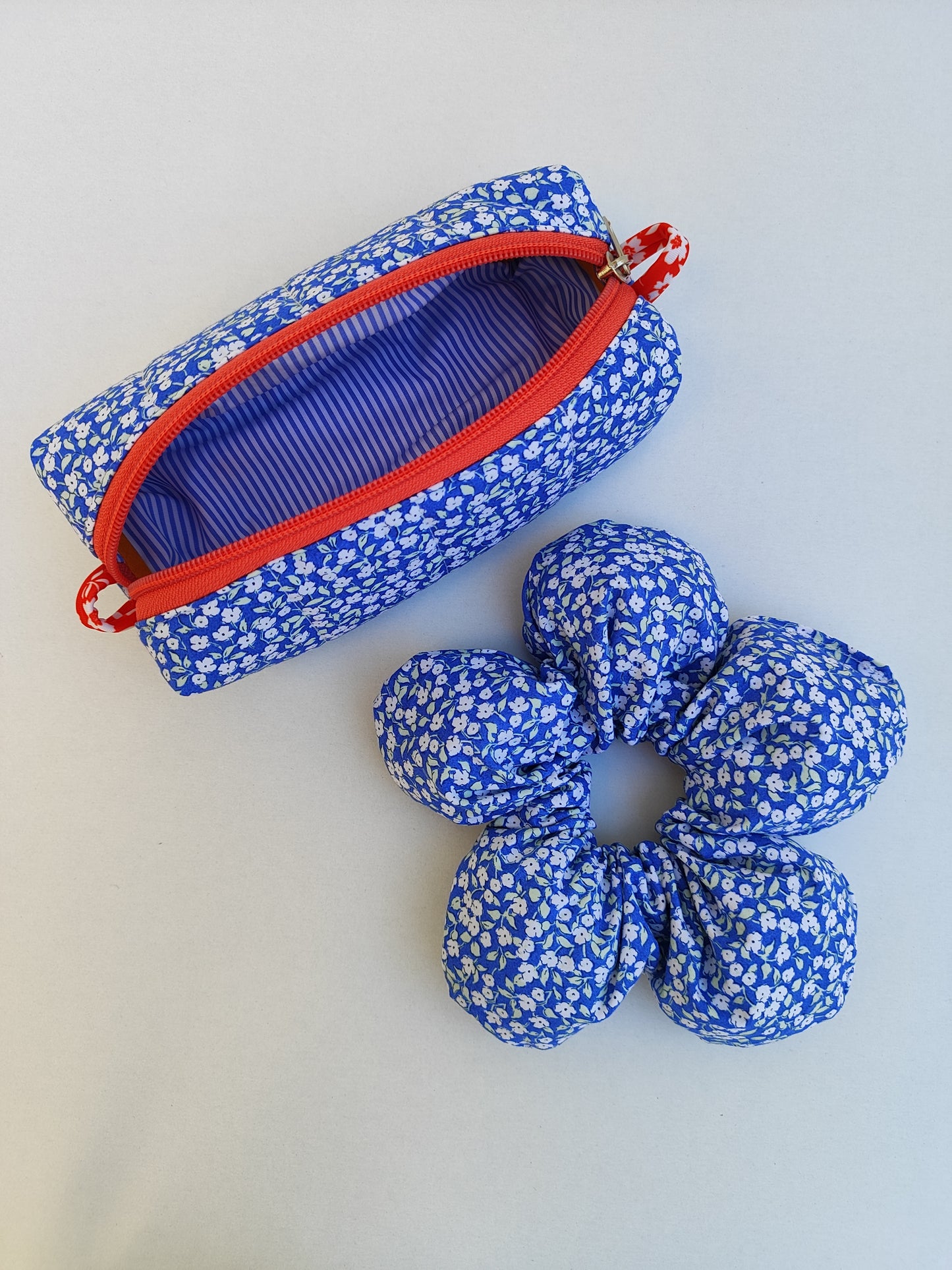 Σετ κασετίνα και λουλουδένιο scrunchie μπλε φλοράλ - back to school