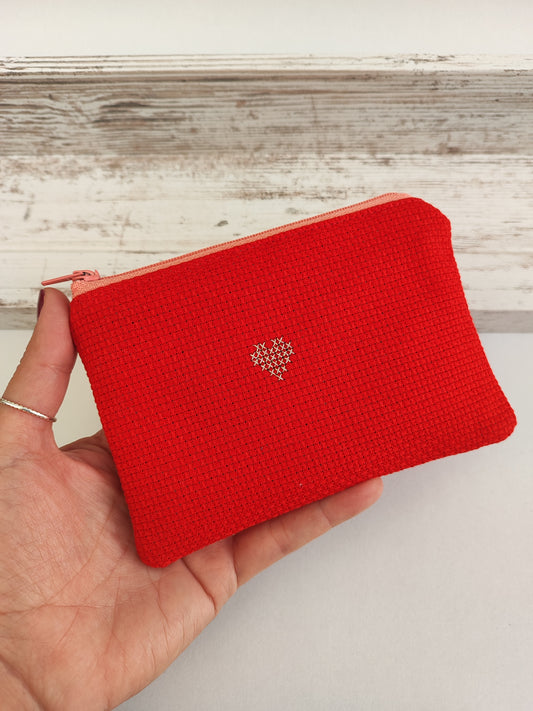 Μικρό κεντημένο πορτοφολάκι - καρδούλα με ασημοκλωστή