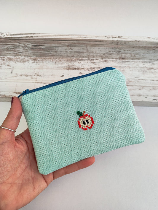 Μικρό κεντημένο πορτοφολάκι - βεραμάν με μήλο