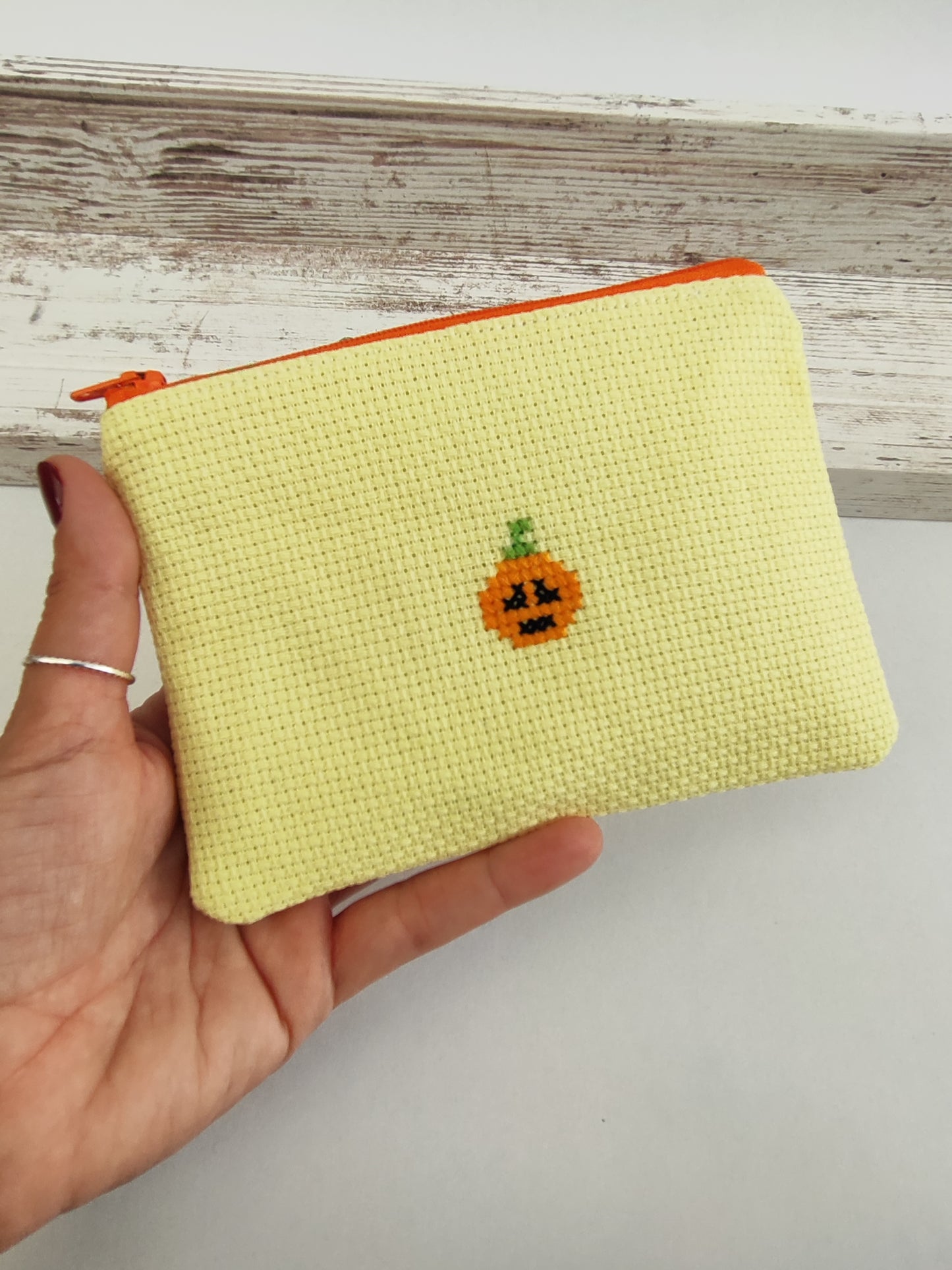 Μικρό κεντημένο πορτοφολάκι - κίτρινο με κολοκύθα