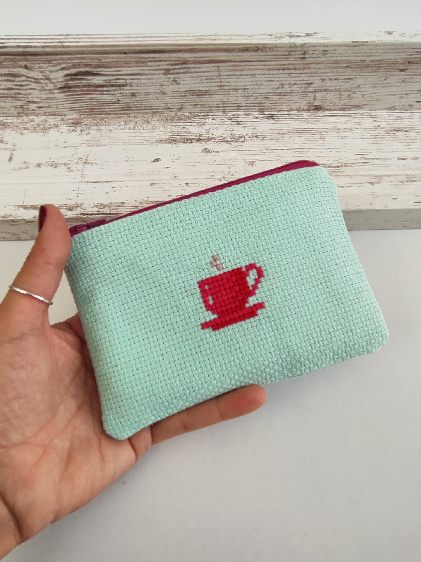 Μικρό κεντημένο πορτοφολάκι - βεραμάν με αχνιστό καφέ