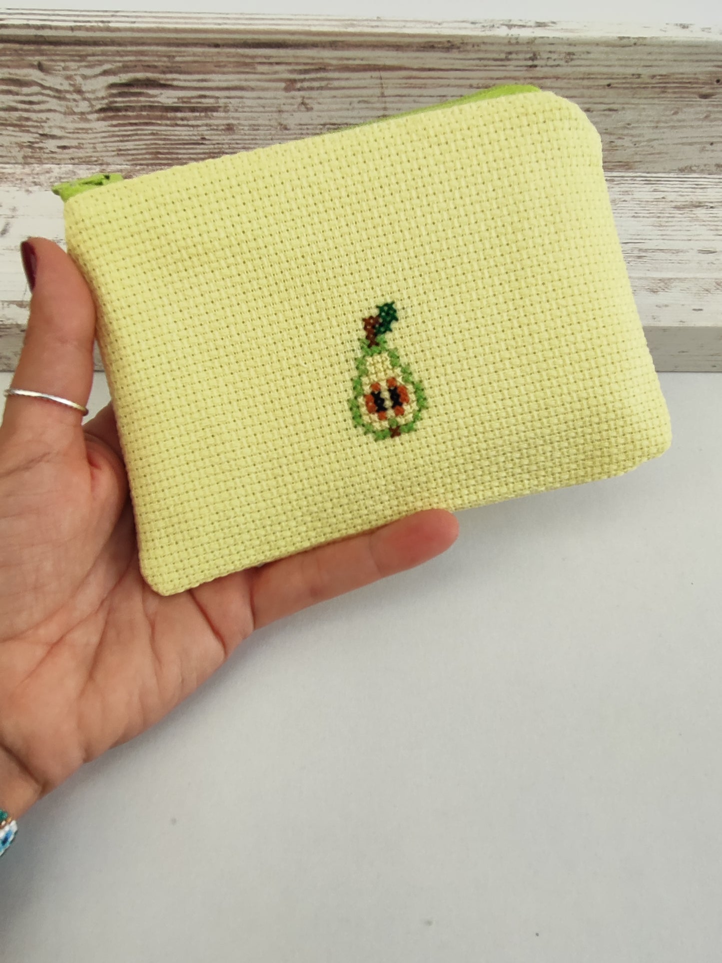 Μικρό κεντημένο πορτοφολάκι - κίτρνο με αχλάδι