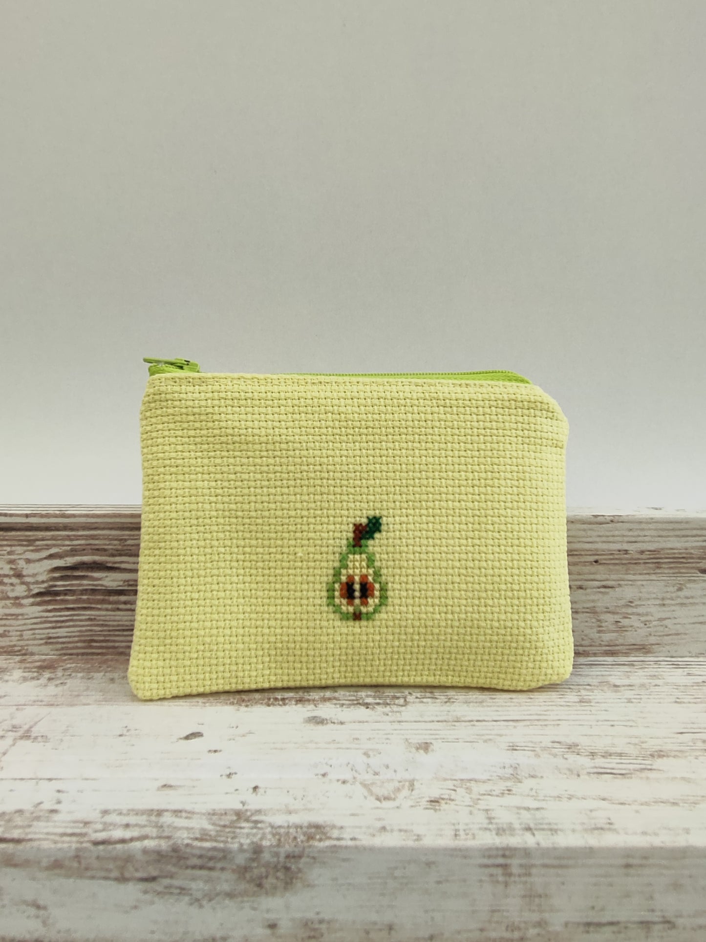 Μικρό κεντημένο πορτοφολάκι - κίτρνο με αχλάδι