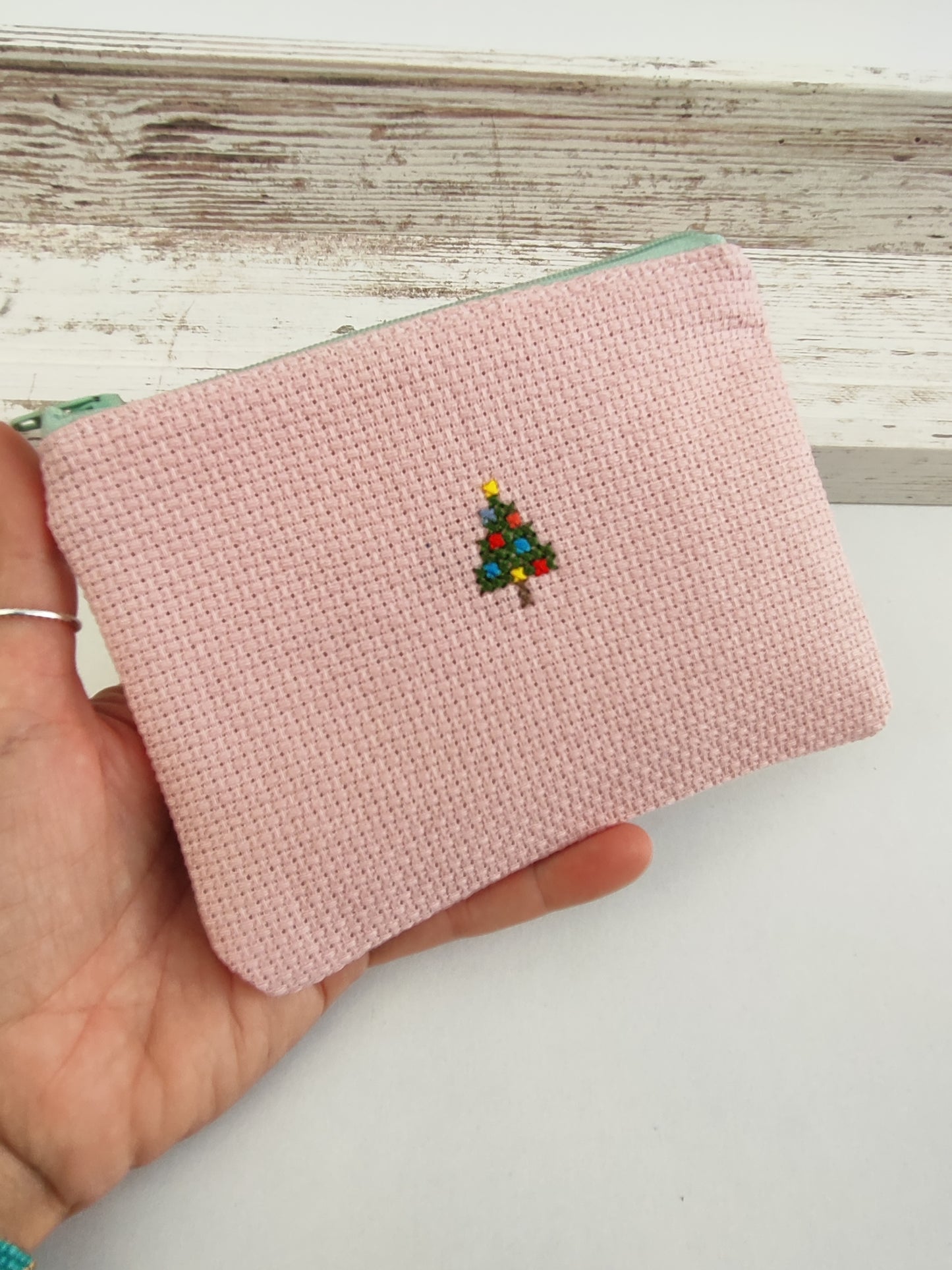 Μικρό κεντημένο πορτοφολάκι - ροζ με χριστουγεννιάτικο δέντρο.