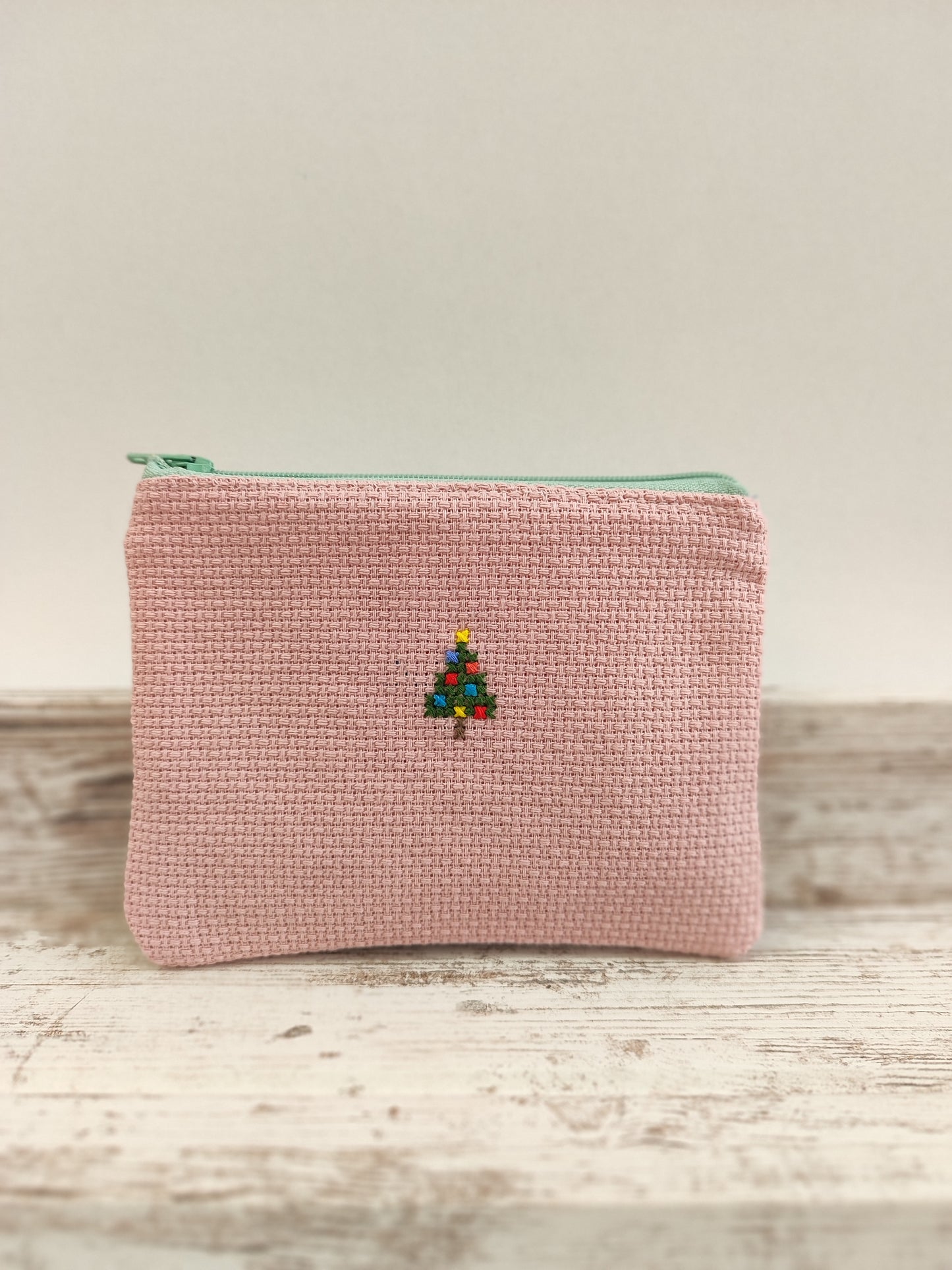 Μικρό κεντημένο πορτοφολάκι - ροζ με χριστουγεννιάτικο δέντρο.