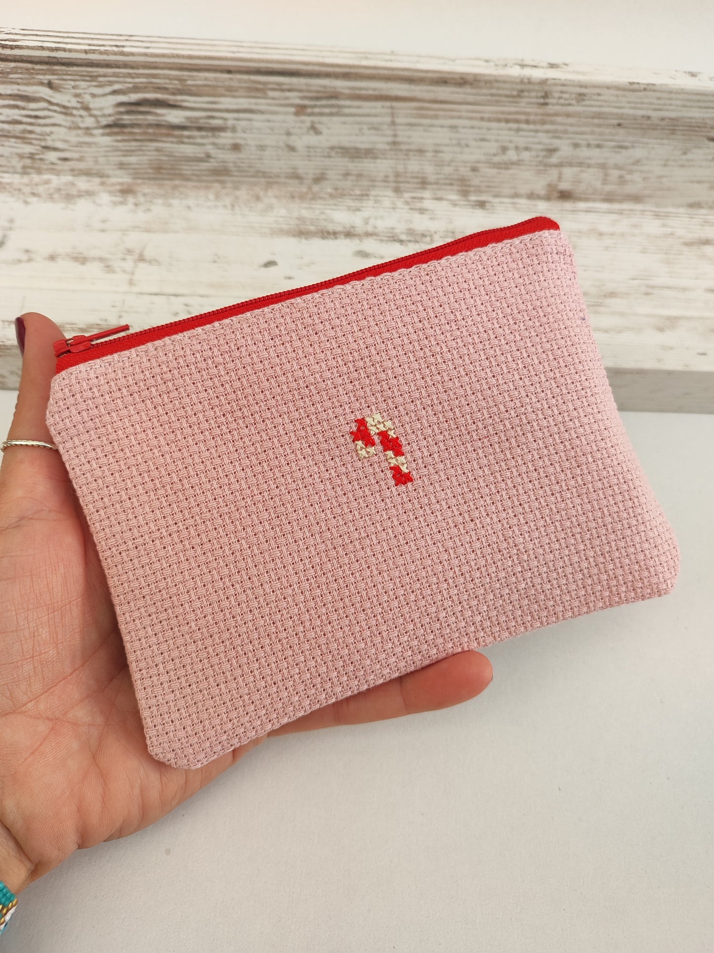 Μικρό κεντημένο πορτοφολάκι - ροζ με ζαχαρωτό.