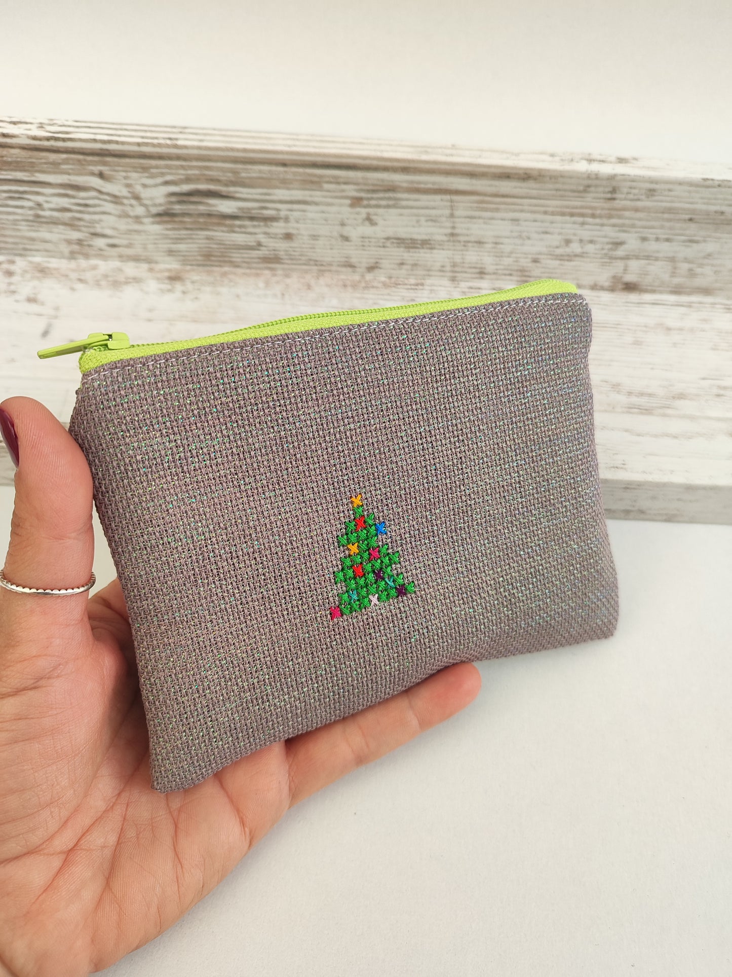 Μικρό κεντημένο πορτοφολάκι - γκρι λαμέ με χριστουγεννιάτικο δέντρο