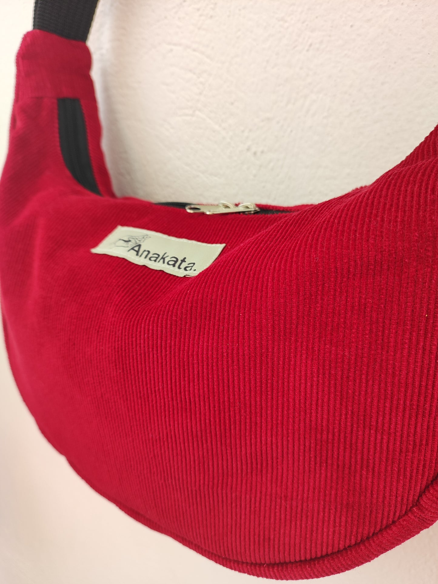 Τσάντα ''κρουασάν'' , κόκκινο κοτλέ, τσάντα ώμου ή χιαστί.