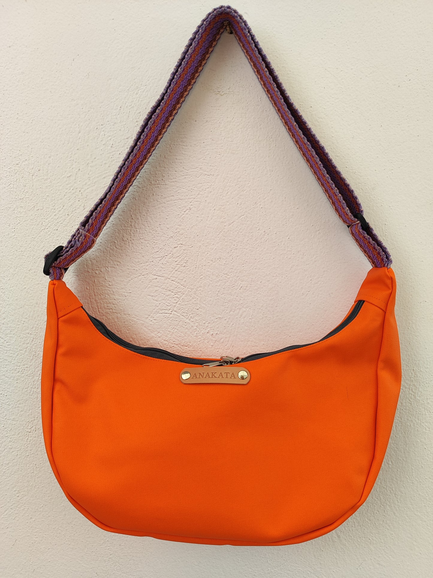 Τσάντα ''κρουασάν'' - πορτοκαλί με πολύχρωμο παστέλ ιμάντα.