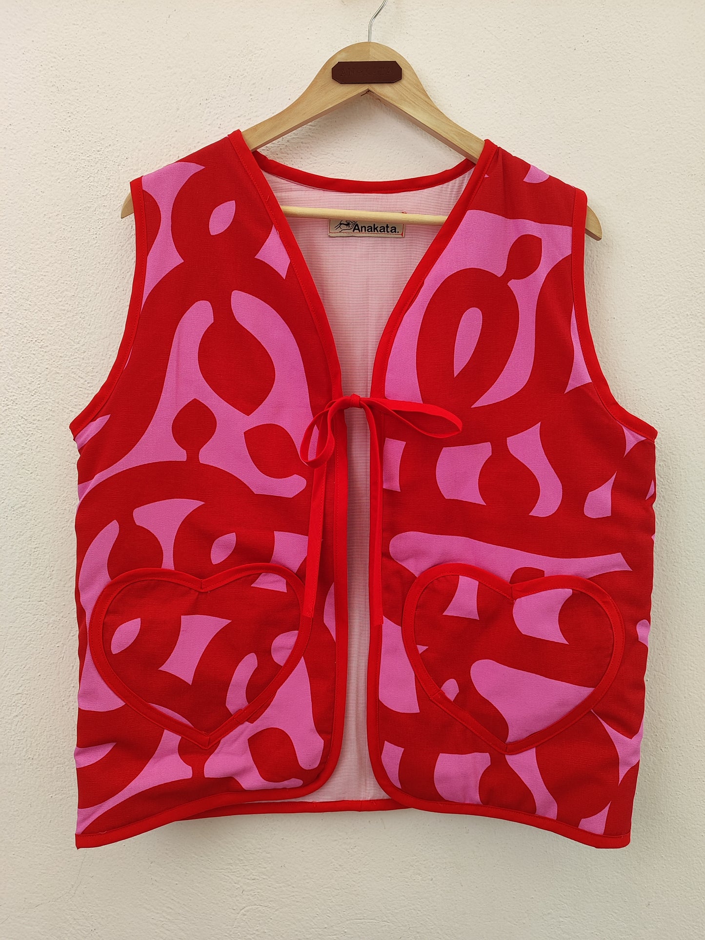 Χειροποίητο γιλέκο μακρύ - ροζ κόκκινο με τσέπες σε σχήμα καρδιάς.