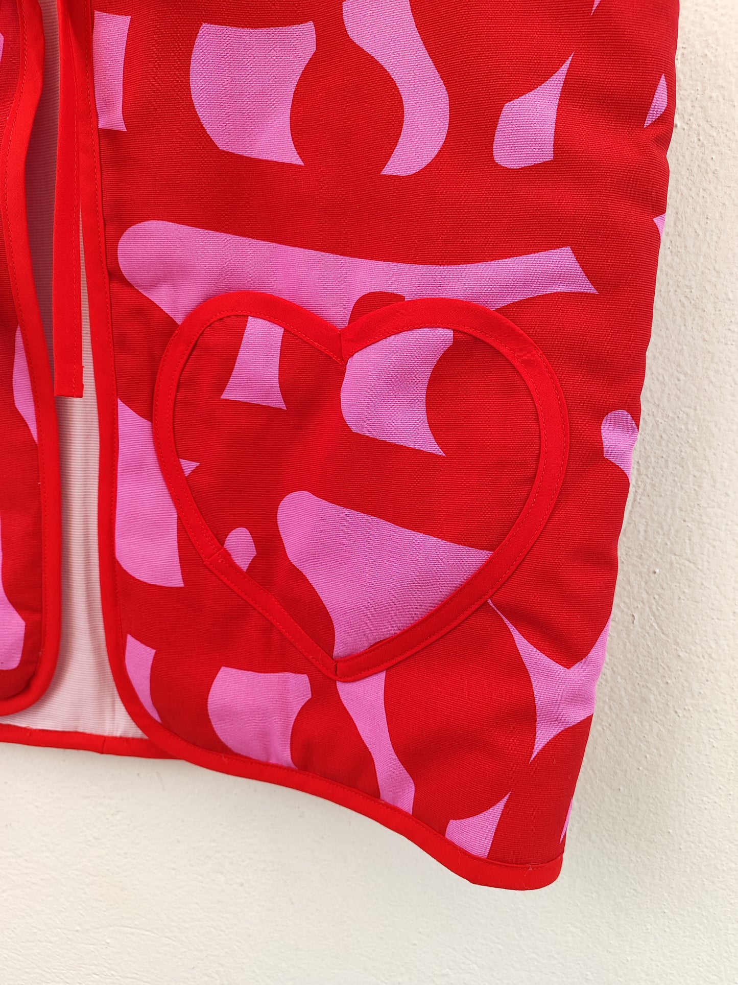 Χειροποίητο γιλέκο μακρύ - ροζ κόκκινο με τσέπες σε σχήμα καρδιάς.