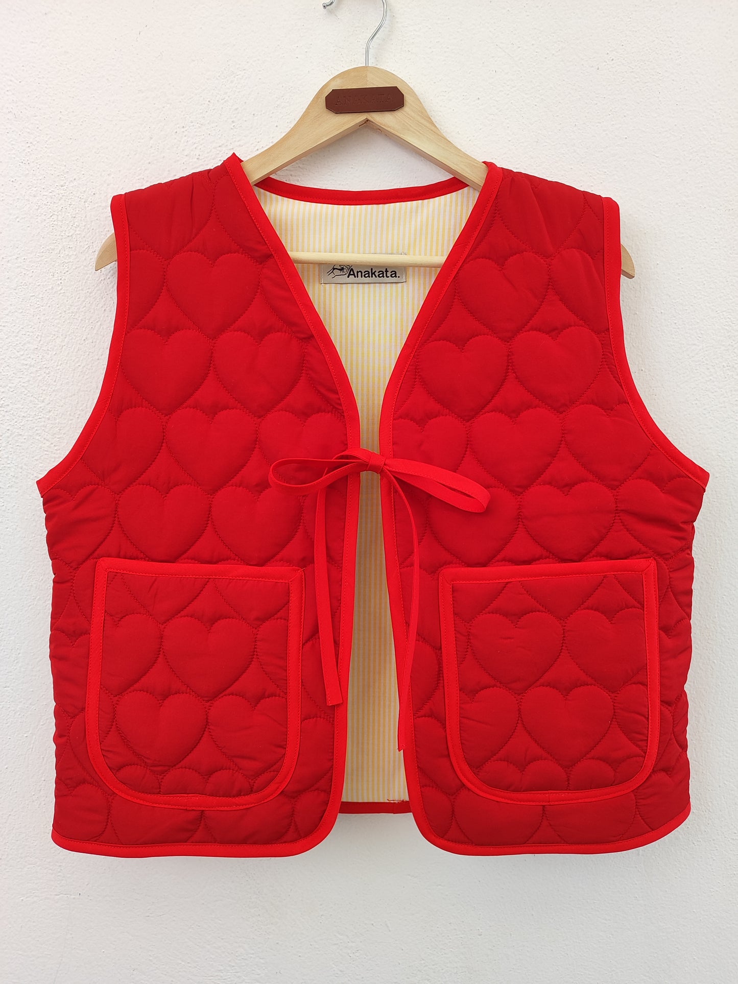 Χειροποίητο γιλέκο κόκκινο καπιτονέ με καρδιές και φιόγκο για κλείσιμο.