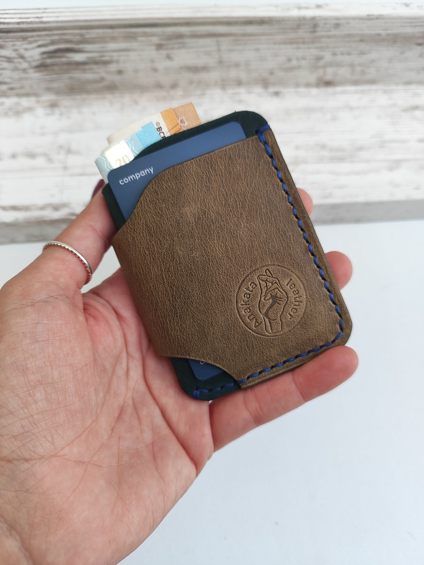 Hobbit δερμάτινο πορτοφόλι ''σκούρο πετρόλ με λαδί και μπλε κλωστή''