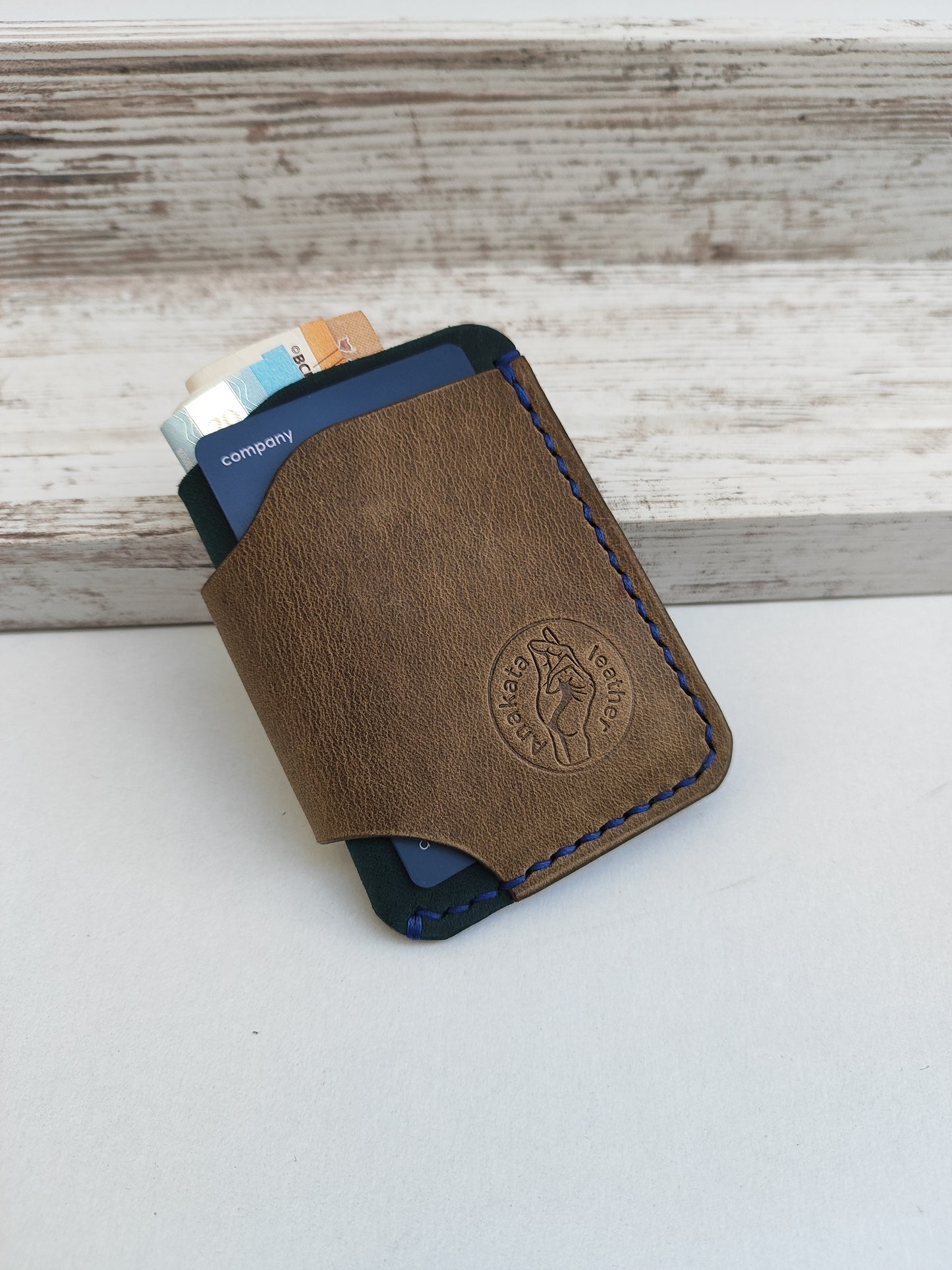 Hobbit δερμάτινο πορτοφόλι ''σκούρο πετρόλ με λαδί και μπλε κλωστή''