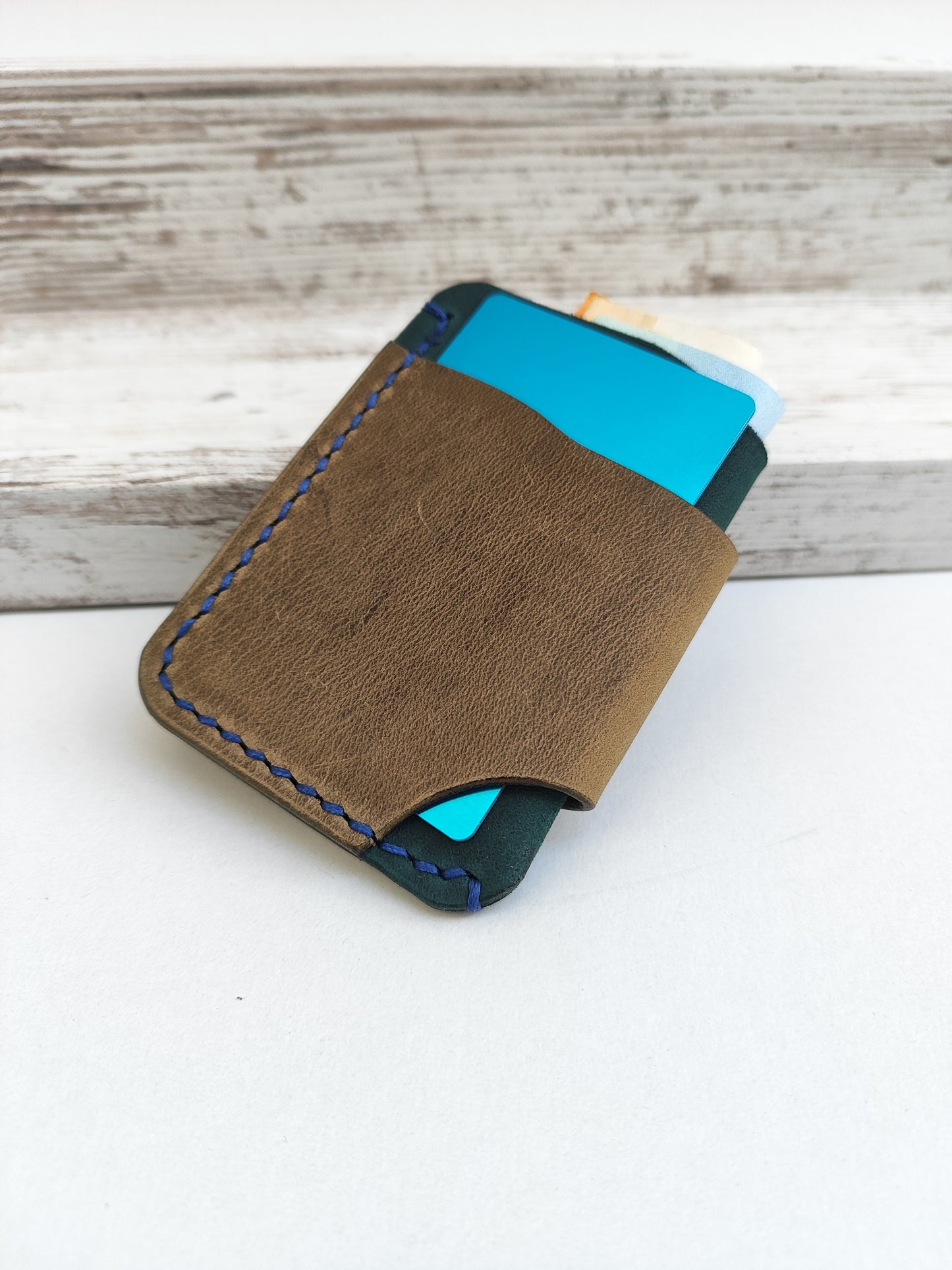 Hobbit δερμάτινο πορτοφόλι ''σκούρο πετρόλ με λαδί και μπλε κλωστή''