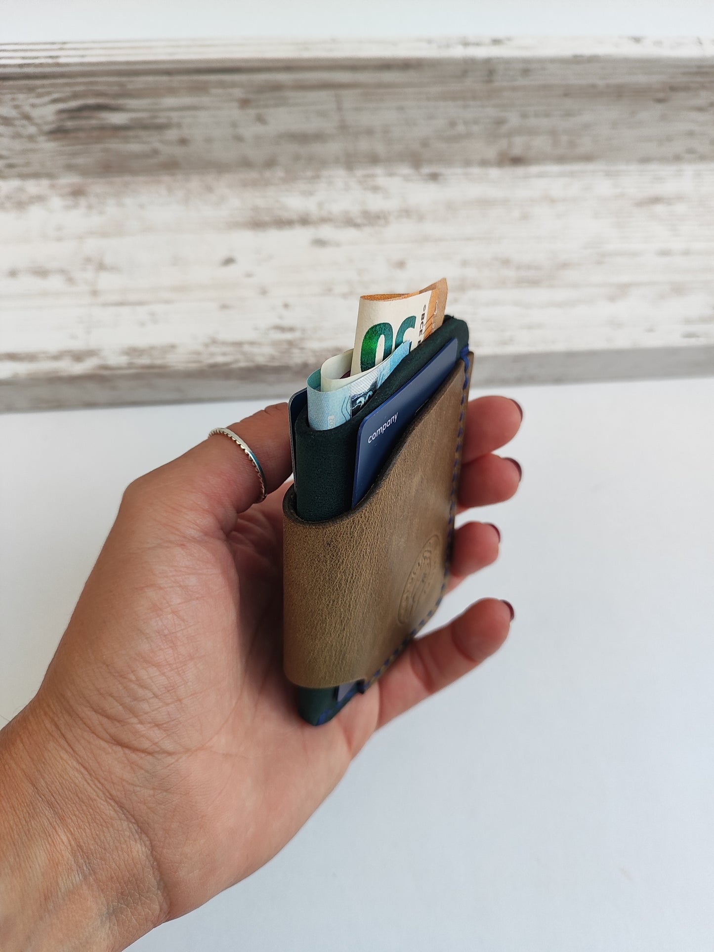 Hobbit δερμάτινο πορτοφόλι ''σκούρο πετρόλ με λαδί και μπλε κλωστή''