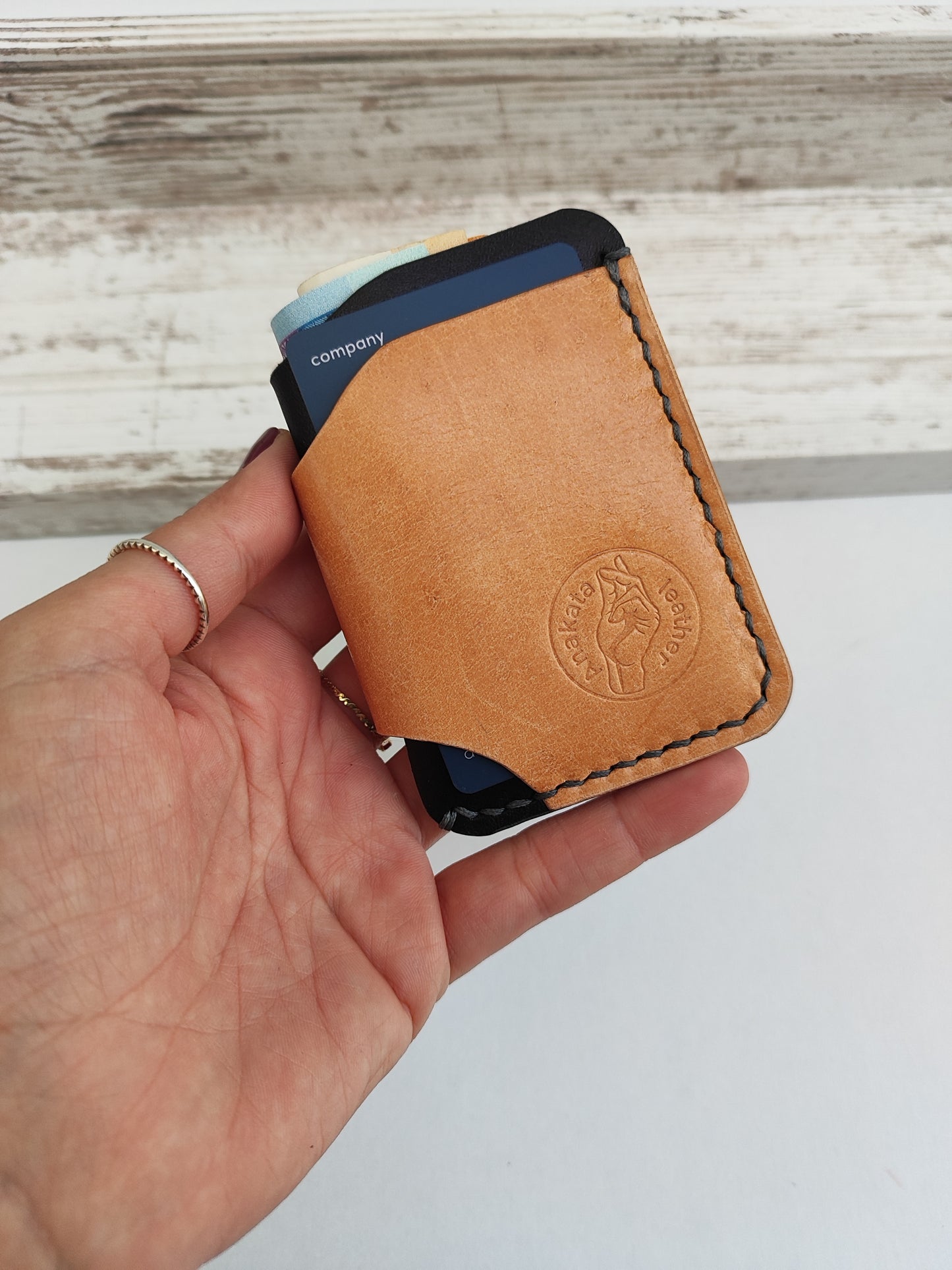 Hobbit δερμάτινο πορτοφόλι ''μαύρο με φυσική βακέτα και γκρι κλωστή''