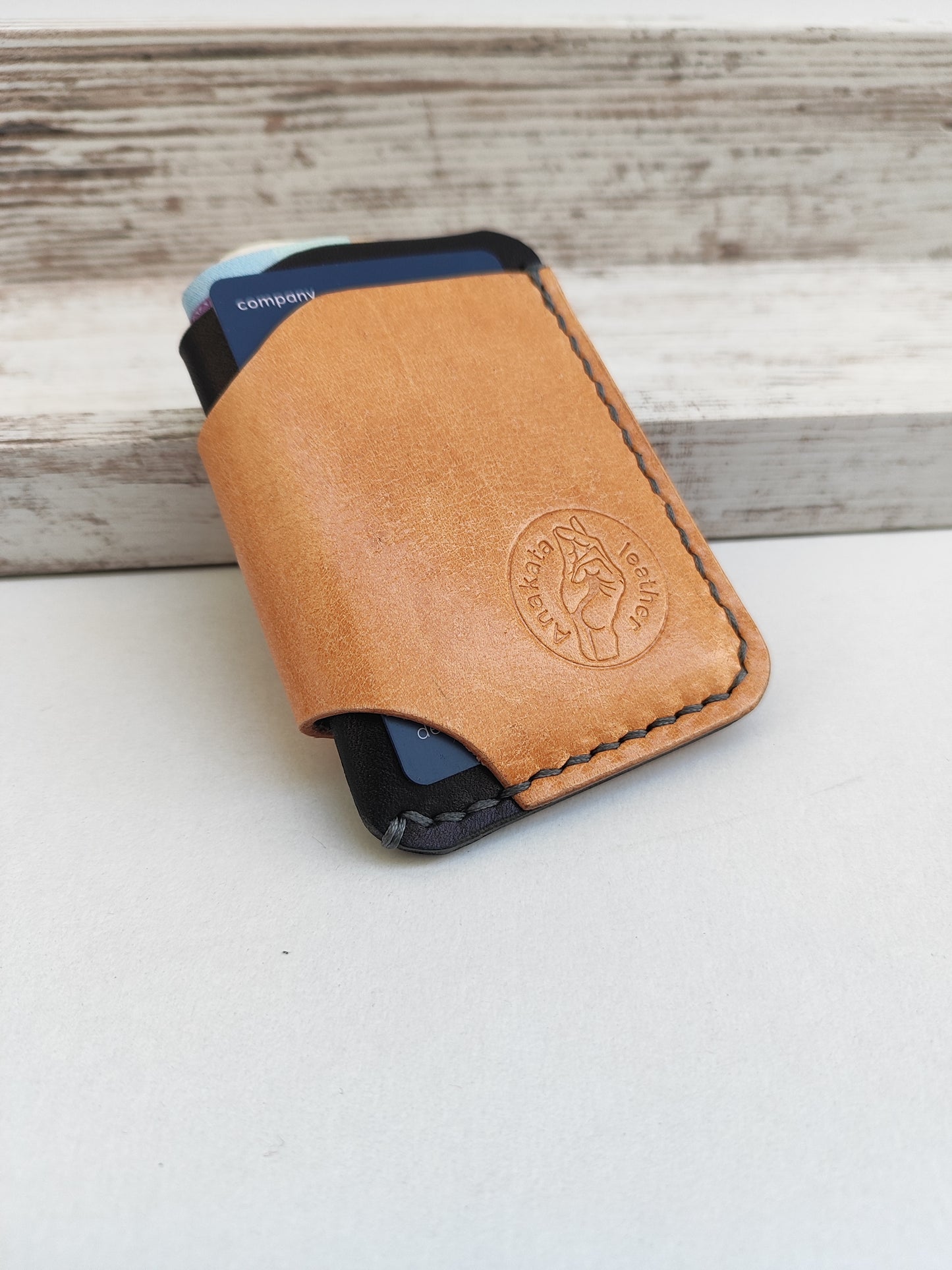 Hobbit δερμάτινο πορτοφόλι ''μαύρο με φυσική βακέτα και γκρι κλωστή''