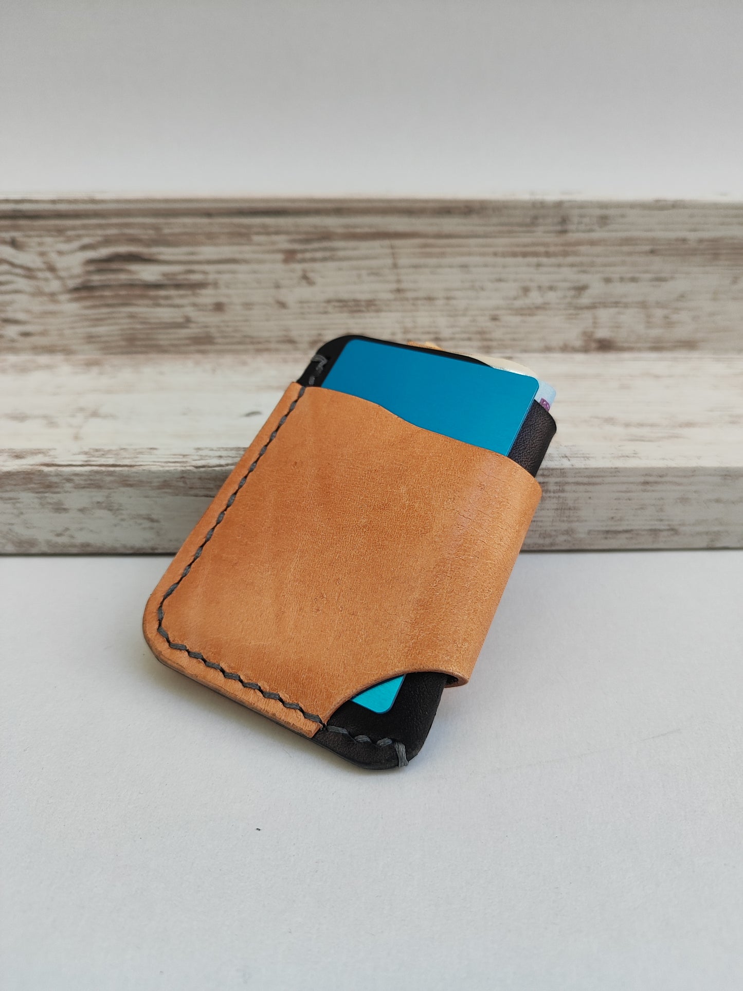 Hobbit δερμάτινο πορτοφόλι ''μαύρο με φυσική βακέτα και γκρι κλωστή''