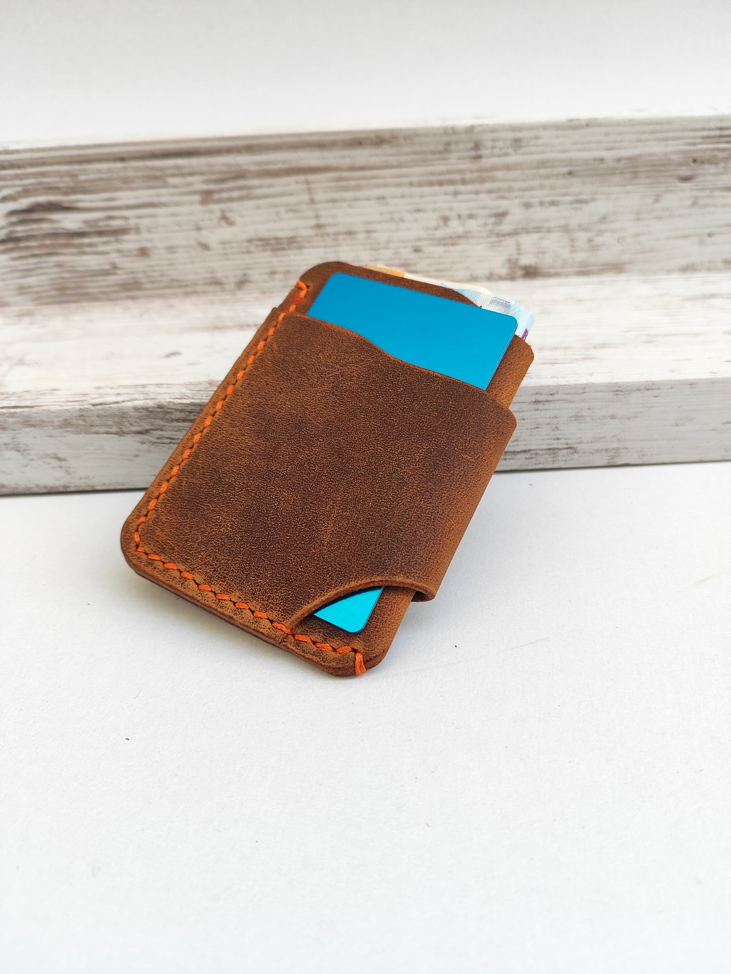 Hobbit δερμάτινο πορτοφόλι ''καφέ με πορτοκαλί κλωστή''