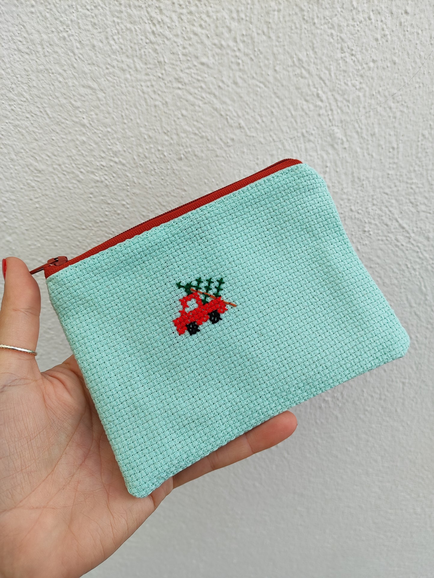 Μικρό κεντημένο πορτοφολάκι - βεραμάν με χριστουγεννιάτικο δέντρο.
