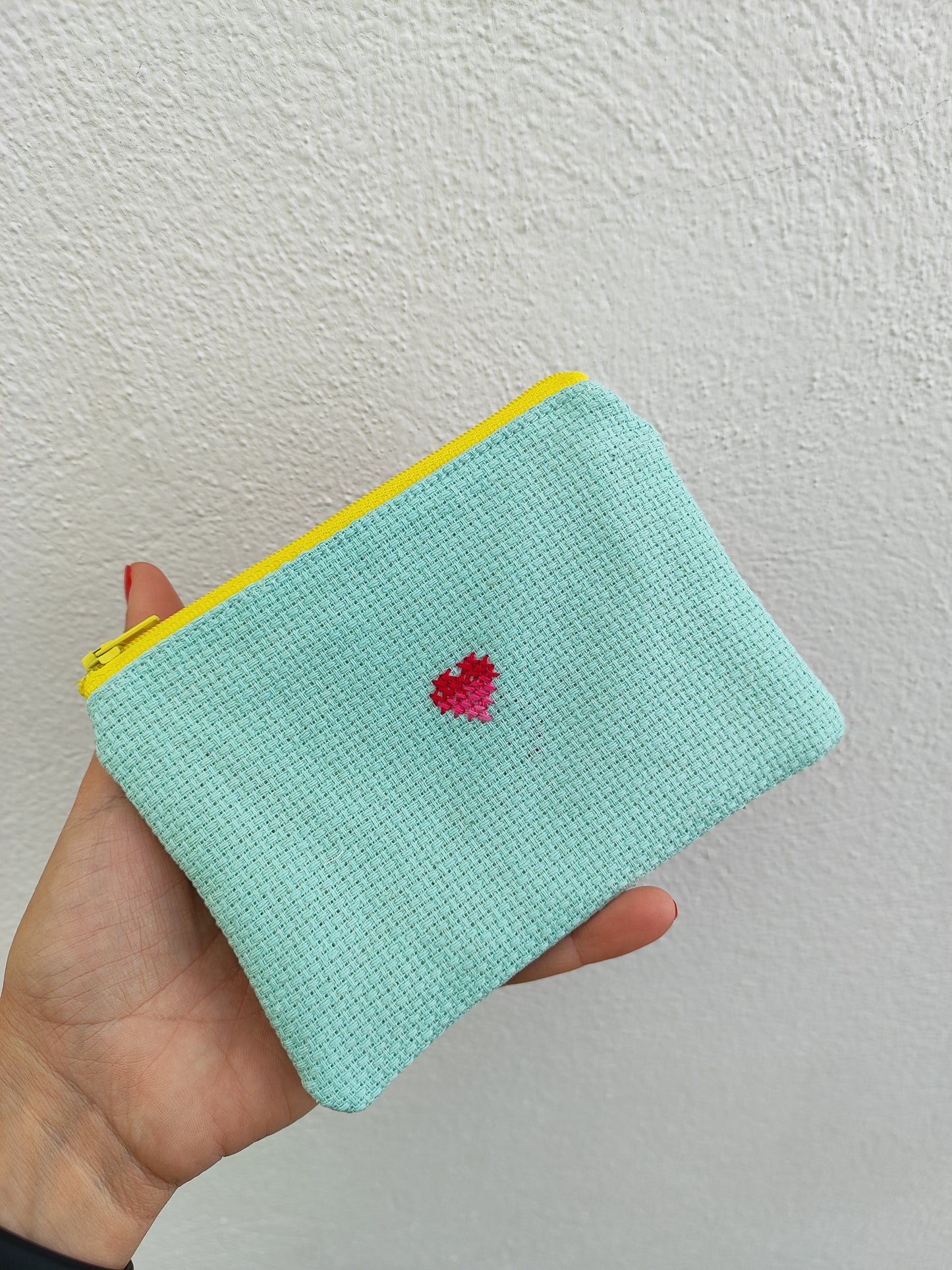 Μικρό κεντημένο πορτοφολάκι - βεραμάν με καρδιά και κίτρινο φερμουάρ.