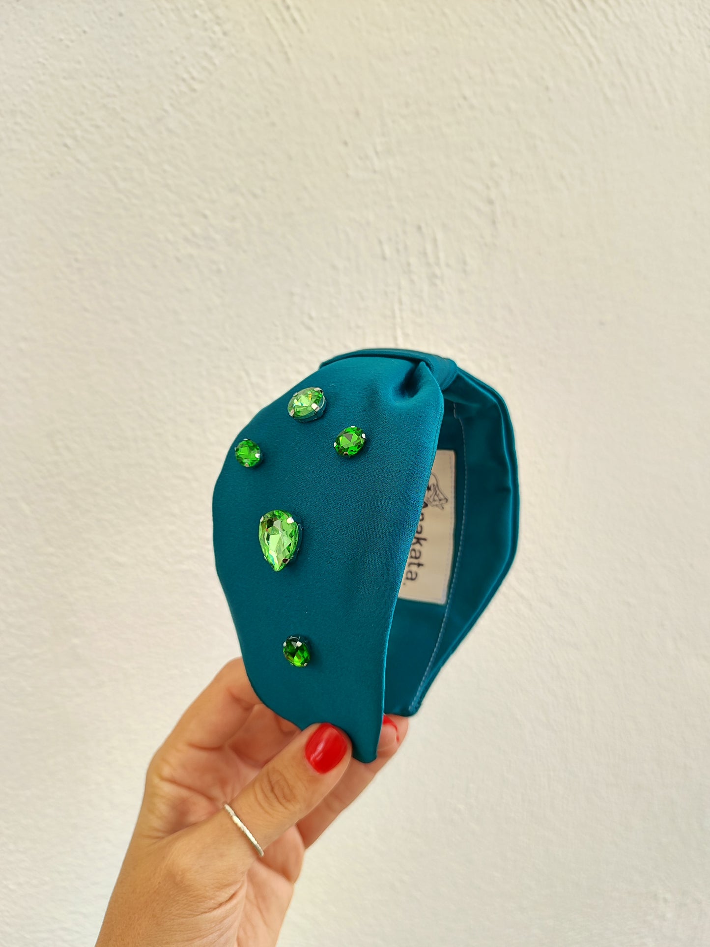 Χειροποίητη στέκα μαλλιών - πετρόλ κεντημένη  με πράσινα στρας