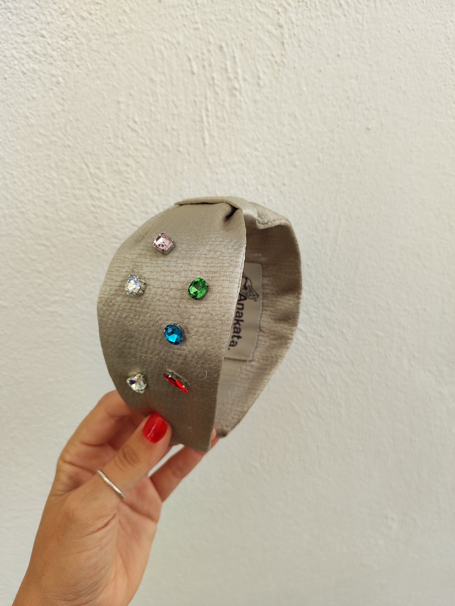 Χειροποίητη στέκα μαλλιών - μπεζ, κεντημένη  με πολύχρωμα στρας