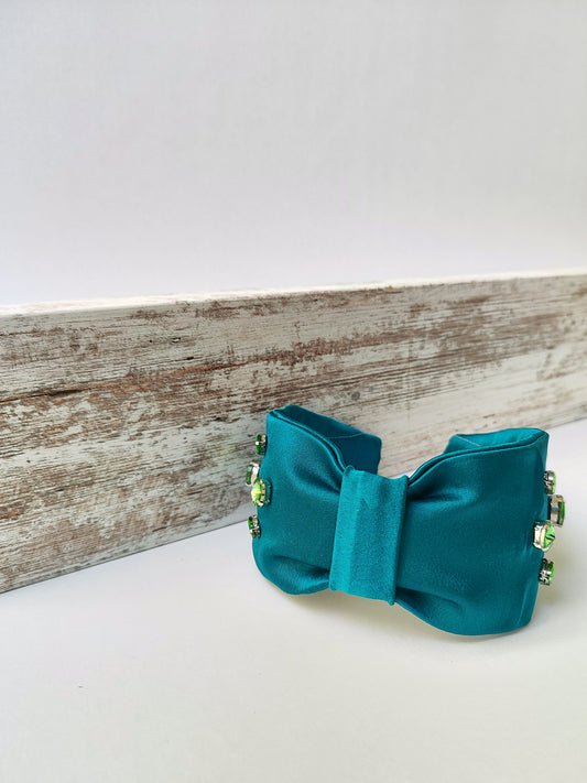 Χειροποίητη στέκα μαλλιών - πετρόλ κεντημένη  με πράσινα στρας