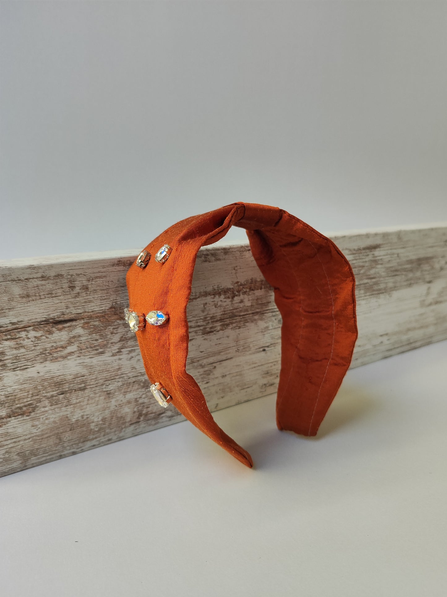 Χειροποίητη στέκα μαλλιών - κεραμμυδί κεντημένη  με διάφανα στρας