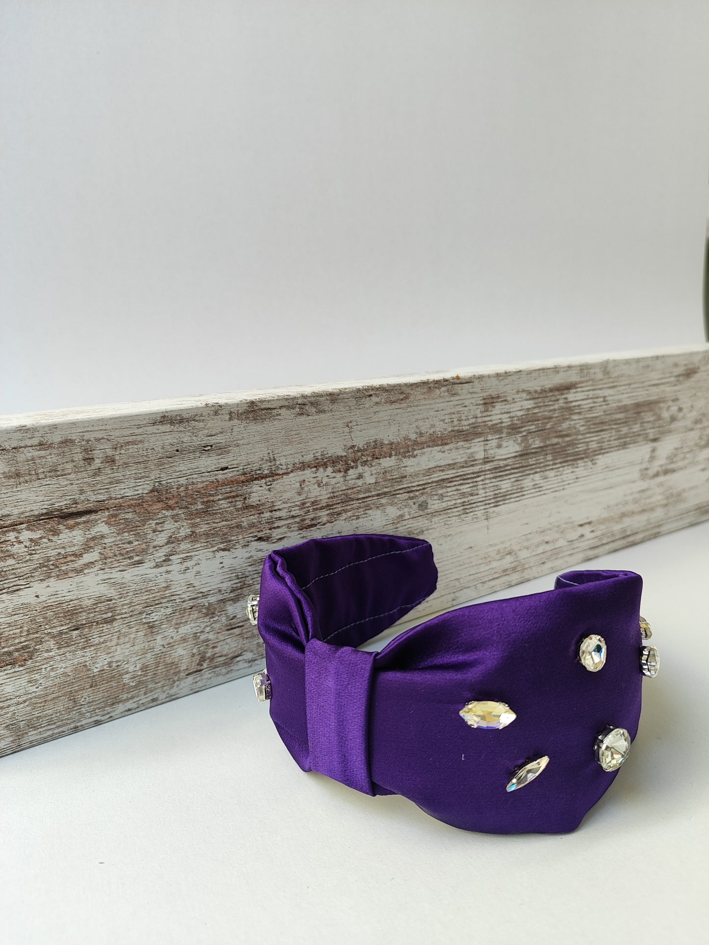 Χειροποίητη στέκα μαλλιών - μωβ κεντημένη  με διάφανα στρας