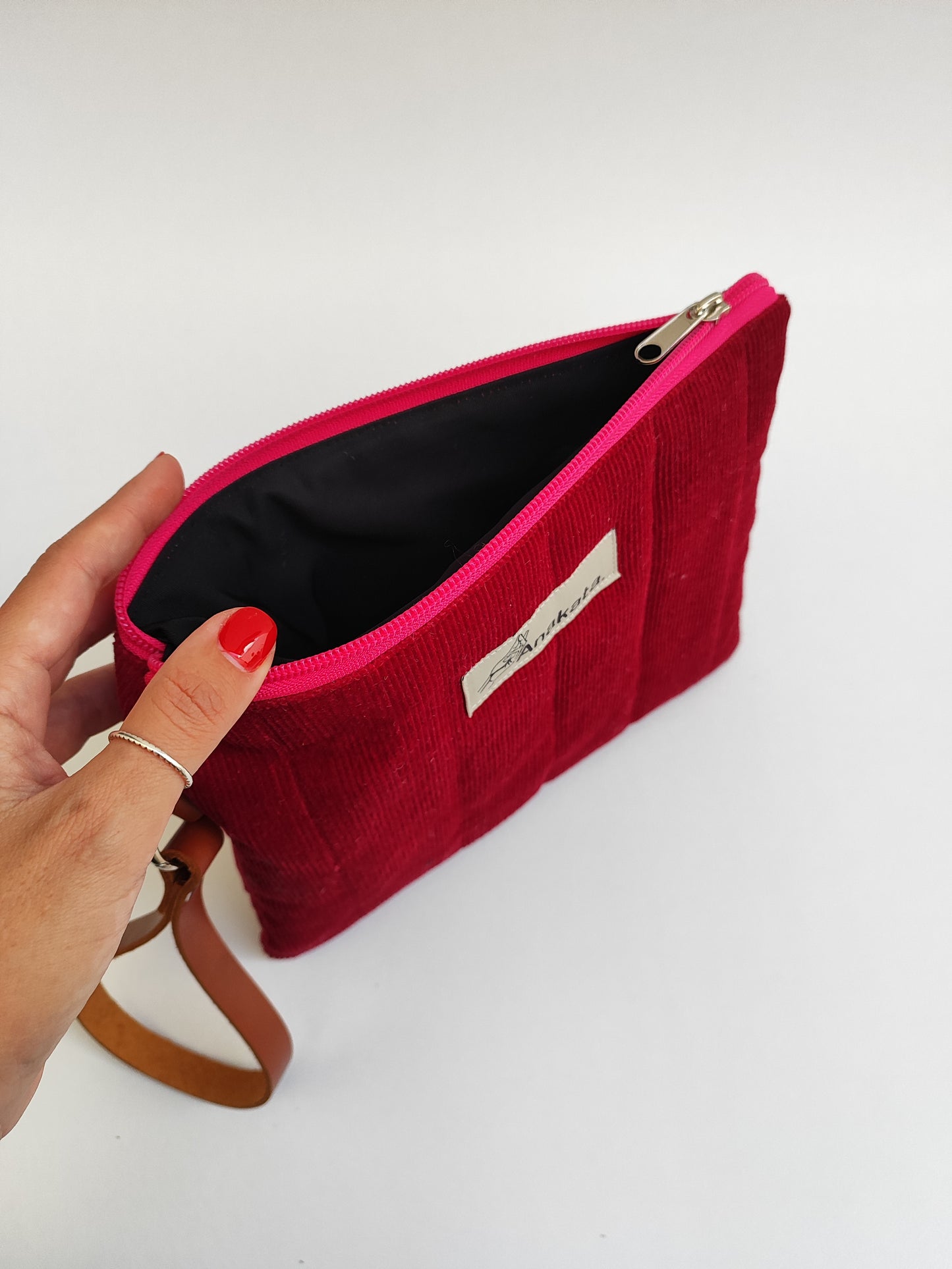 Χειροποίητο αφράτο τσαντάκι με φερμουάρ ''κόκκινο κοτλέ''