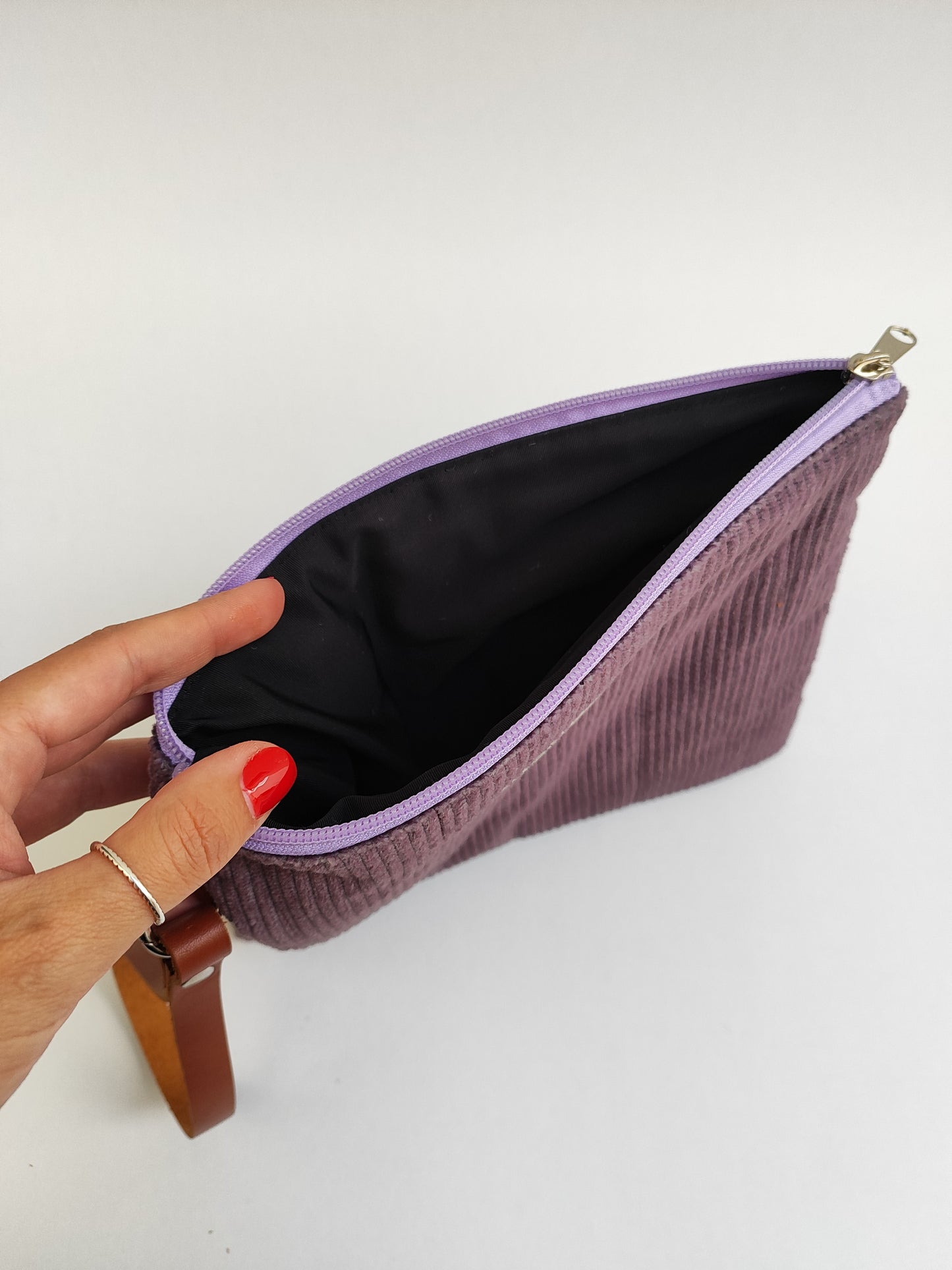 Χειροποίητο αφράτο τσαντάκι με φερμουάρ ''μωβ κοτλέ''