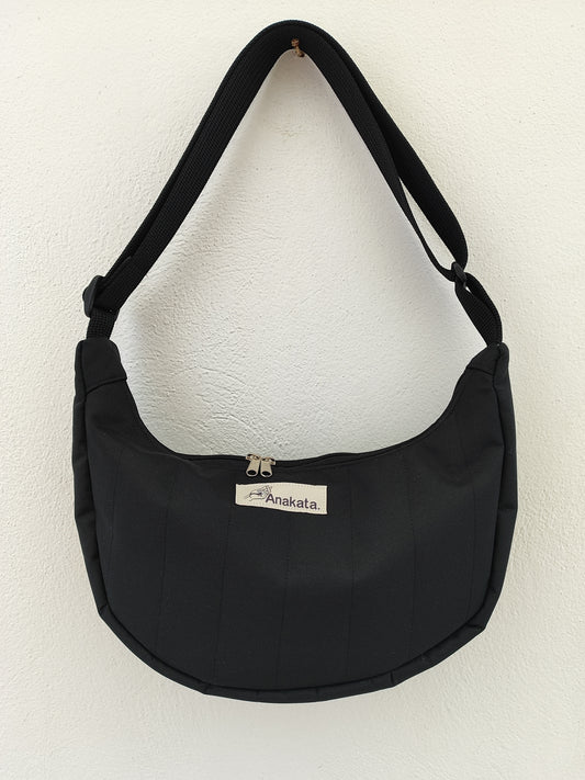 Τσάντα ''κρουασάν'' - μαύρο αδιάβροχο.