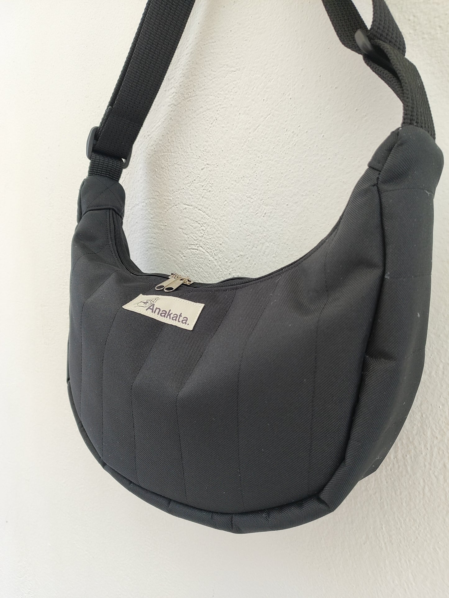 Τσάντα ''κρουασάν'' - μαύρο αδιάβροχο.