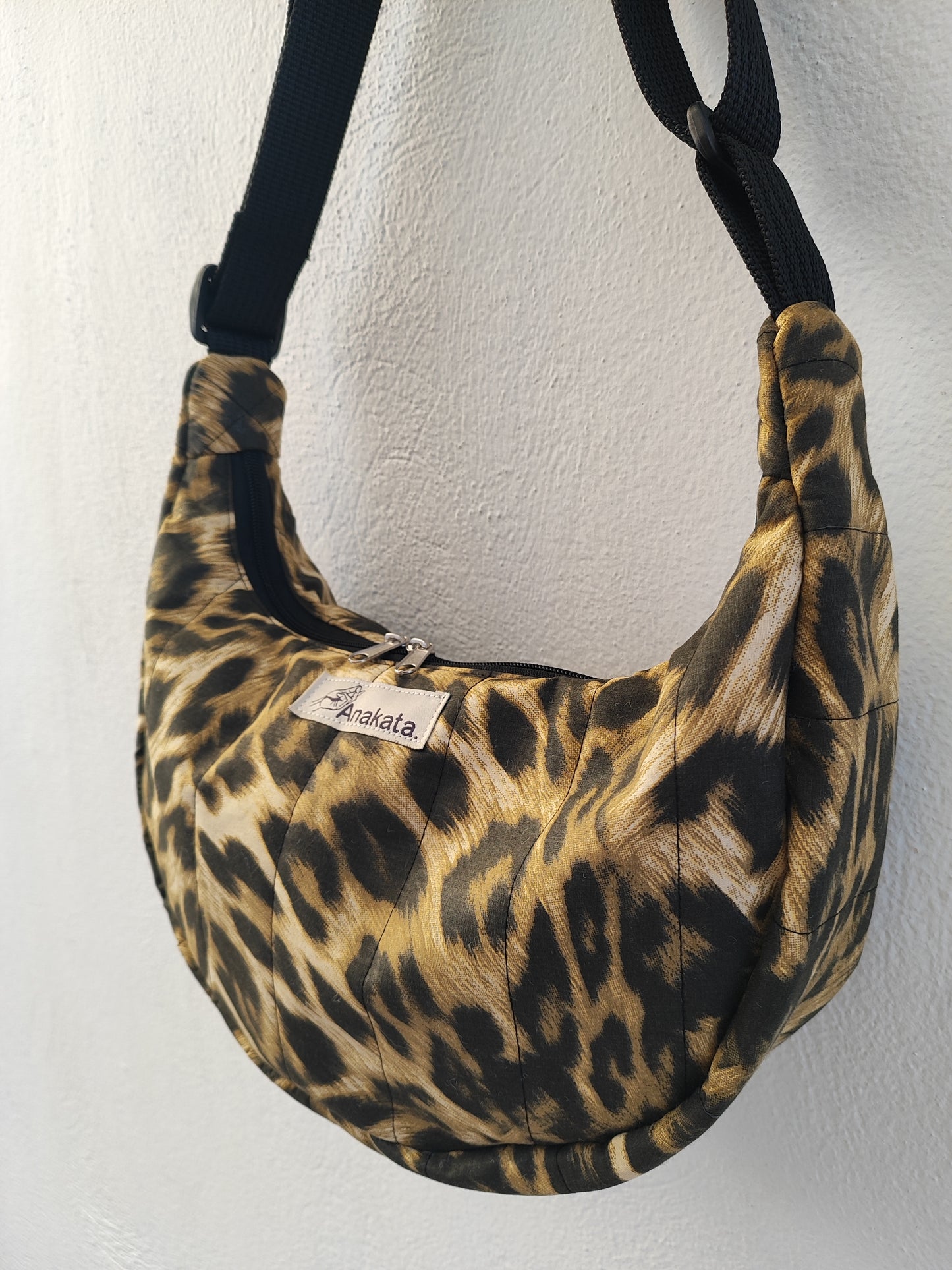 Τσάντα ''κρουασάν'', καπιτονέ λεοπάρ.