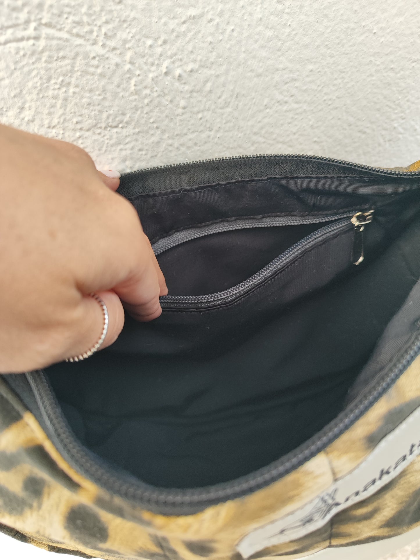 Τσάντα ''κρουασάν'', καπιτονέ λεοπάρ.