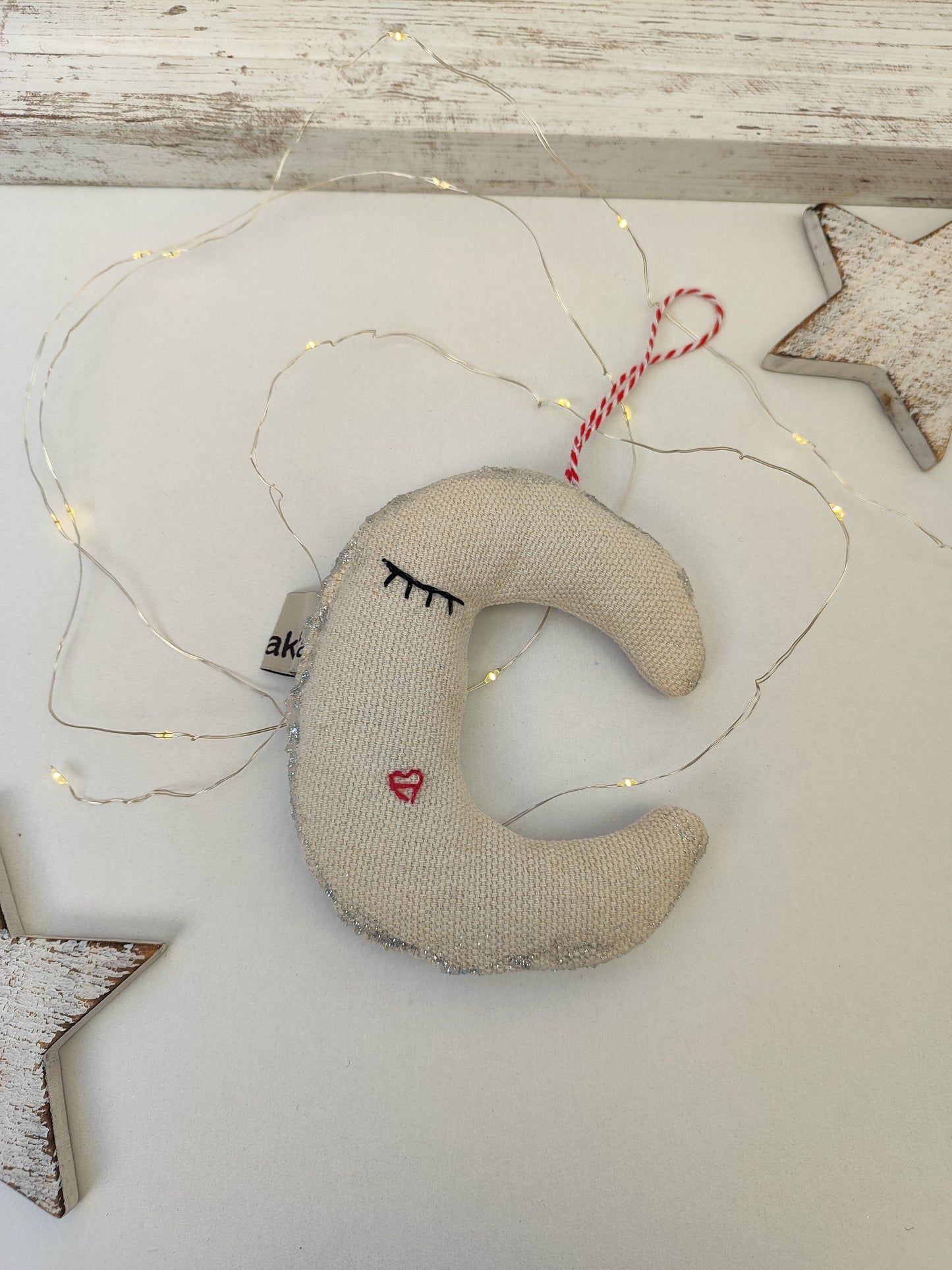 Χριστουγεννιάτικο υφασμάτινο στολίδι - κεντημένο φεγγάρι.