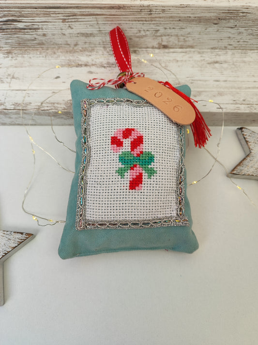 Χριστουγεννιάτικο υφασμάτινο γούρι κεντημένο σταυροβελονιά - γλυφιτζούρι