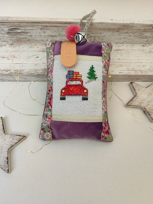Χριστουγεννιάτικο υφασμάτινο γούρι κεντημένο σταυροβελονιά - κόκκινο αυτοκίνητο.