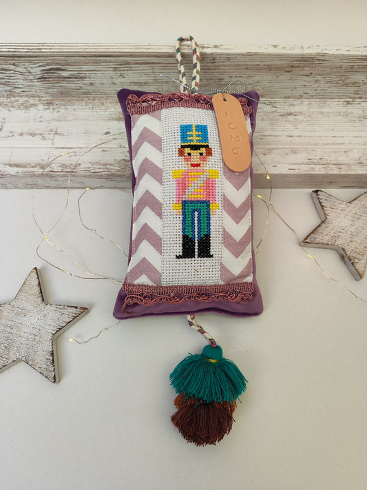 Χριστουγεννιάτικο υφασμάτινο γούρι κεντημένο σταυροβελονιά - καρυοθραύστης.