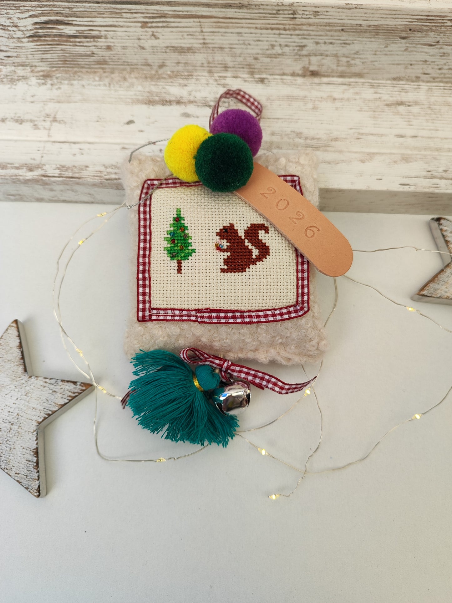 Χριστουγεννιάτικο υφασμάτινο γούρι κεντημένο σταυροβελονιά - εκρού με σκίουρο.