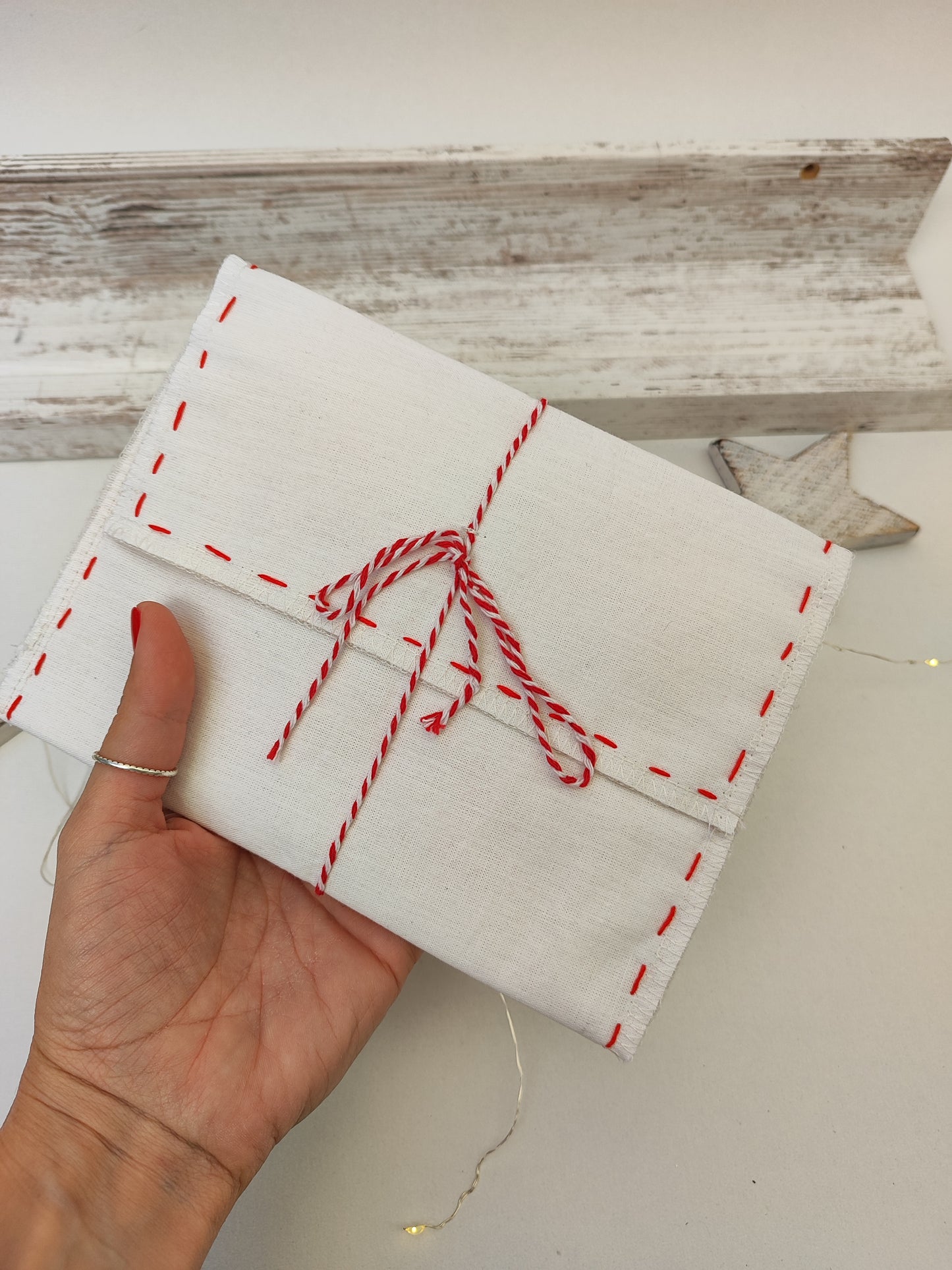 Υφασμάτινος φάκελος για το γράμμα στον Άγιο Βασίλη - λευκό με κόκκινες λεπτομέρειες.