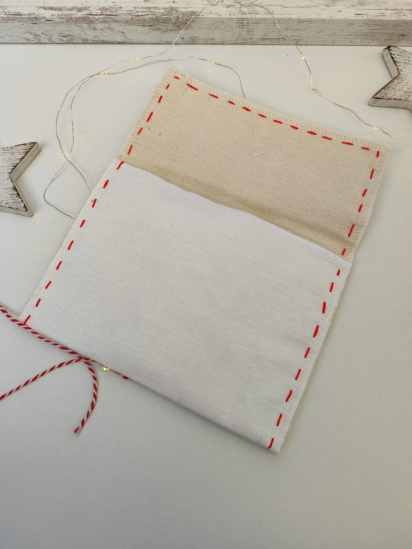 Υφασμάτινος φάκελος για το γράμμα στον Άγιο Βασίλη - λευκό με κόκκινες λεπτομέρειες.