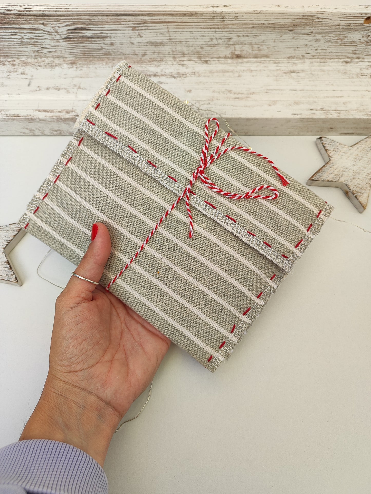 Υφασμάτινος φάκελος για το γράμμα στον Άγιο Βασίλη - ριγέ με κόκκινες λεπτομέρειες.