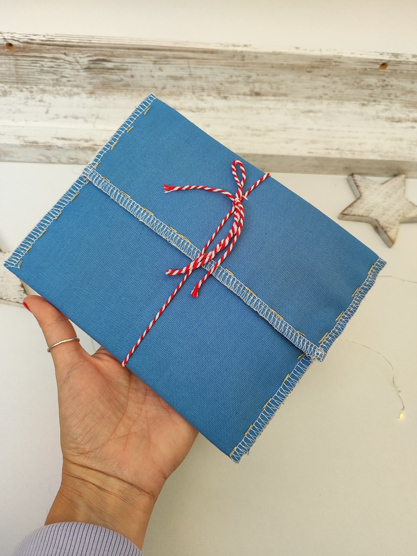 Υφασμάτινος φάκελος για το γράμμα στον Άγιο Βασίλη - γαλάζιο με χρυσές λεπτομέρειες.