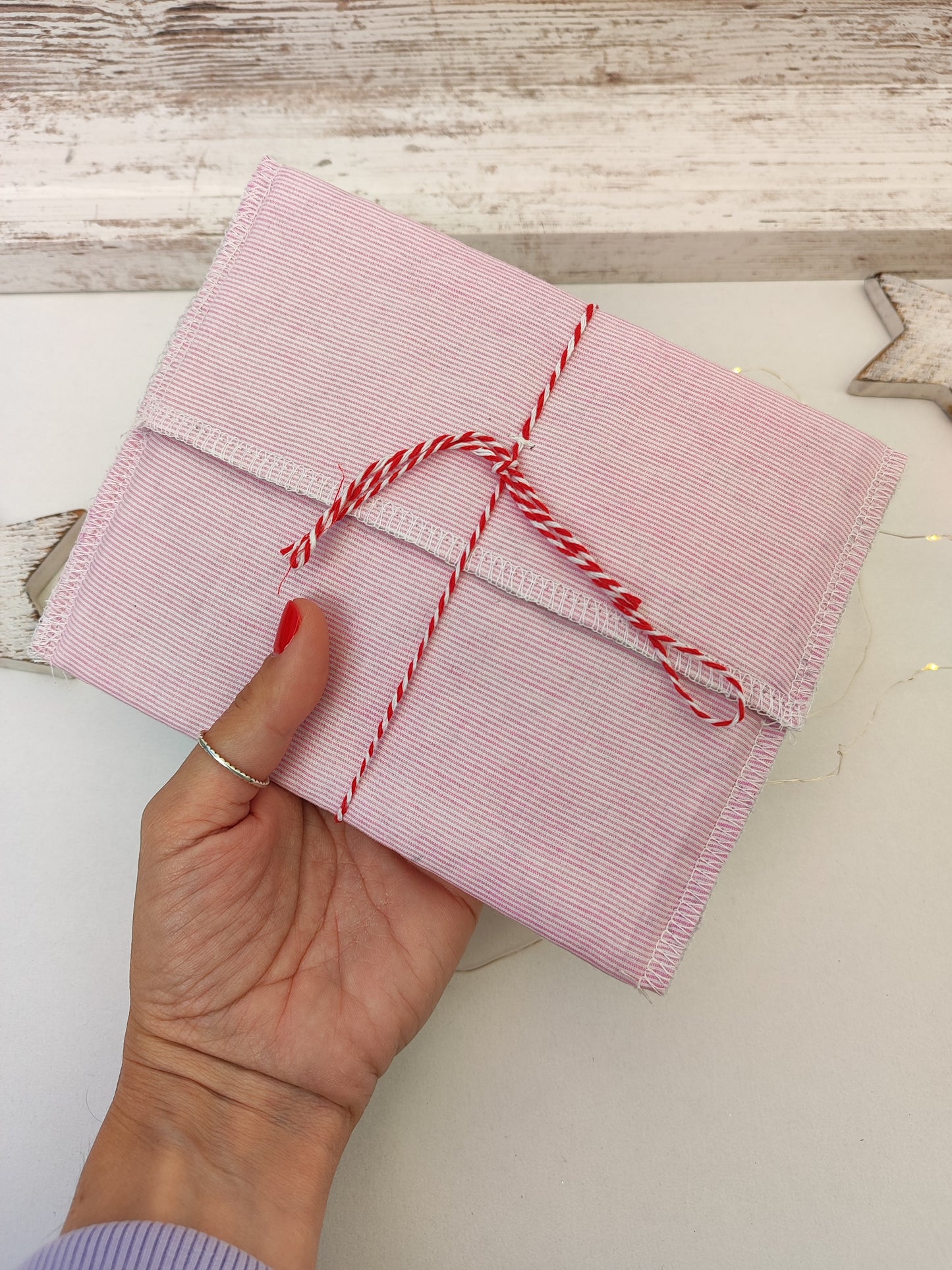 Υφασμάτινος φάκελος για το γράμμα στον Άγιο Βασίλη - ροζ με κόκκινες λεπτομέρειες.