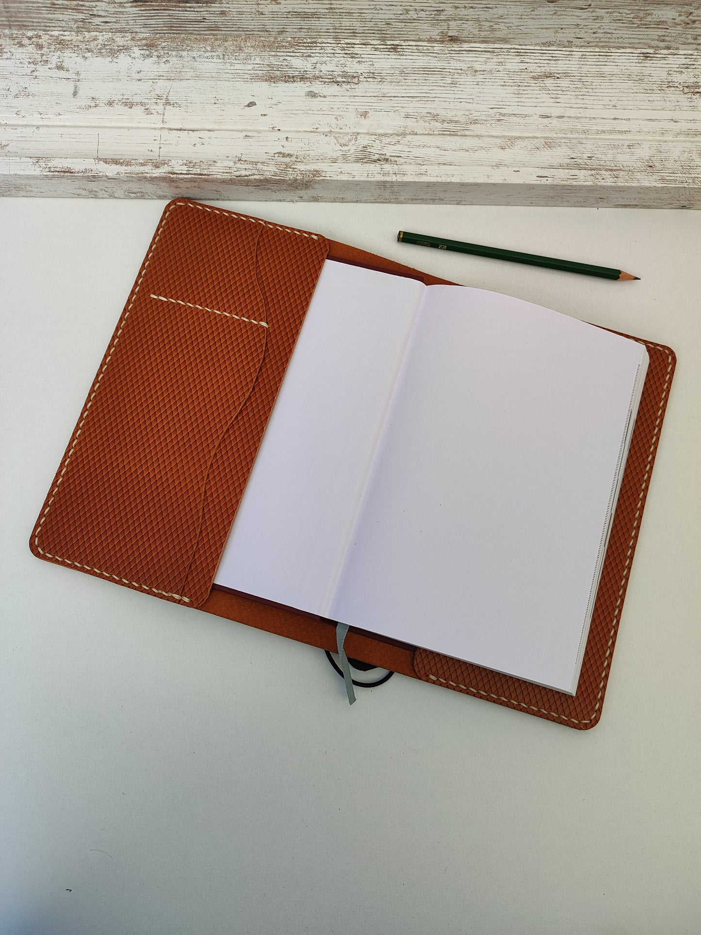 Χειροποίητη δερμάτινη θήκη για ημερολόγιο - σημειωματάριο ''καφέ με εκρού κλωστή''